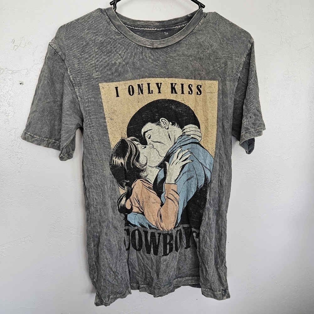 Lotus Fashion Women's Small Olive Green Graphic Tee I Only Kiss Cowboys Western